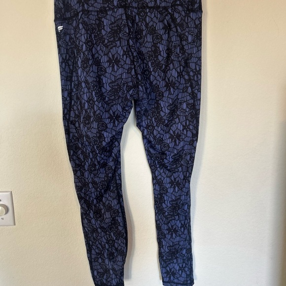Fabletics PowerHold High Waisted 7/8 Legging Sabine
Blue Print Size Large - Picture 6 of 10